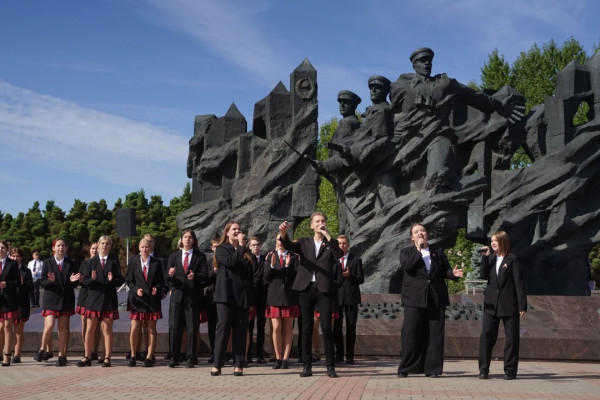 photo_5472348571094339166_y