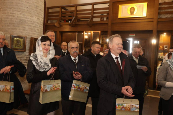 photo_5273926304699374809_y