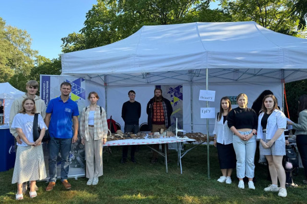 photo_5402114856393497597_y