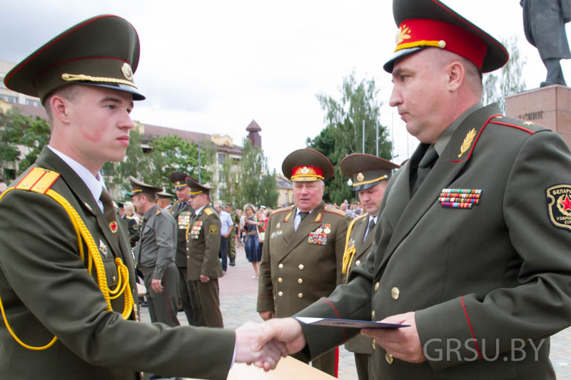 Кодэкс гонару афіцэра, развітанне са сцягам універсітэта і ўрачысты вальс: выпуск курсантаў ваеннага факультэта прайшоў у ГрДУ імя Янкі Купалы