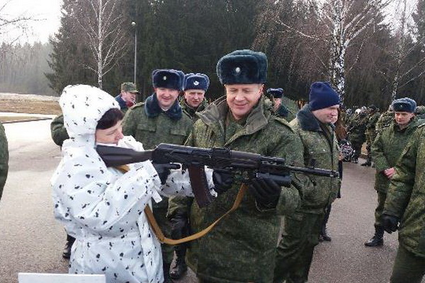 ФОТАФАКТ: Рэктар ГрДУ імя Янкі Купалы Ірына Кітурка ўзнагароджана дыпломам I ступені за ўдзел у спаборніцтвах па стральбе