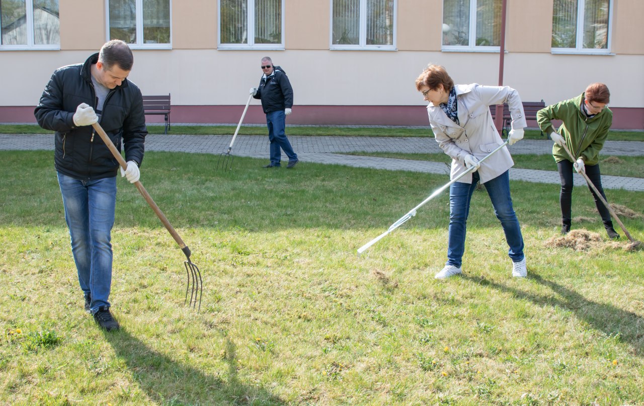 ФОТАФАКТ. Супрацоўнікі ГрДУ імя Янкі Купалы прынялі ўдзел у Рэспубліканскім суботніку (ДАДАДЗЕНА ВIДЭА)