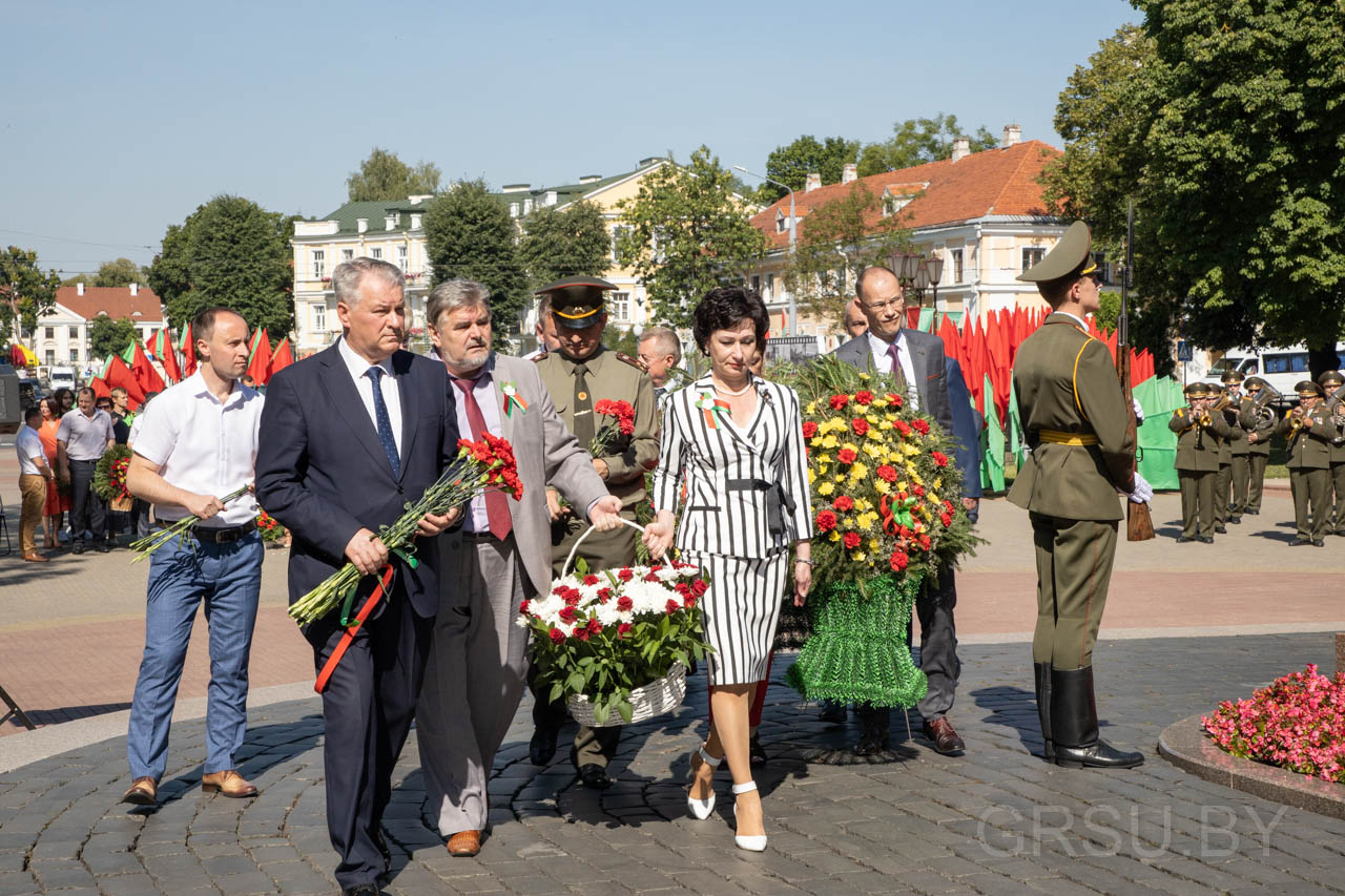 ФОТОФАКТ: Руководство ГрГУ имени Янки Купалы приняло участие в церемонии возложения цветов к памятнику воинам и партизанам, погибшим в годы Великой Отечественной войны