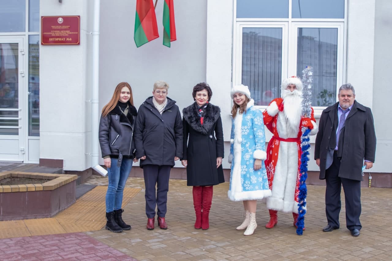 ФОТОФАКТ: Ректор ГрГУ имени Янки Купалы поздравила студентов с зимними праздниками