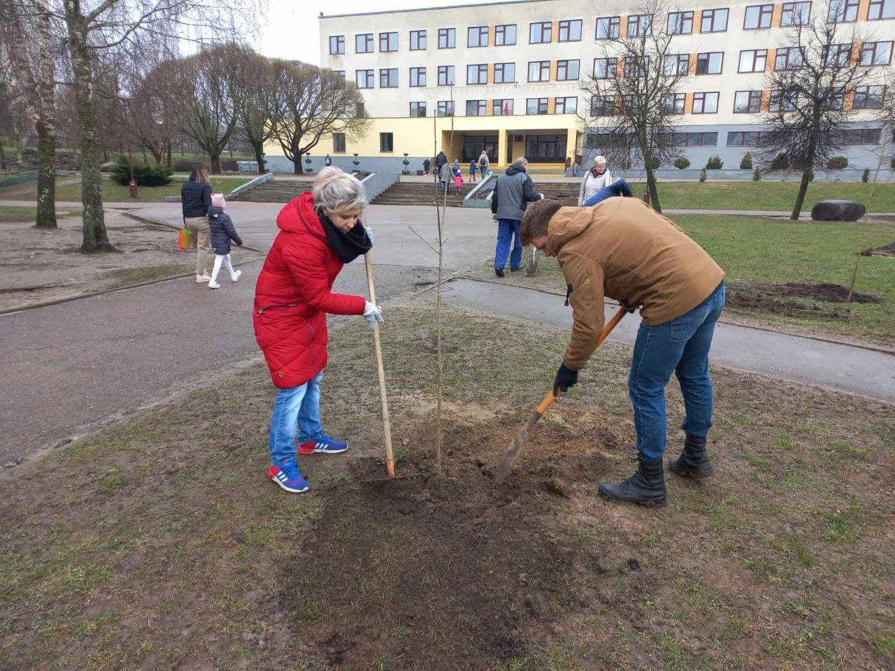 Супрацоўнікі і студэнты ГрДУ імя Янкі Купалы прынялі ўдзел у Рэспубліканскім суботніку