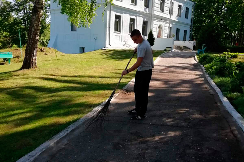 Учащиеся Волковысского колледжа приняли участие в акции «Ветеран живет рядом»