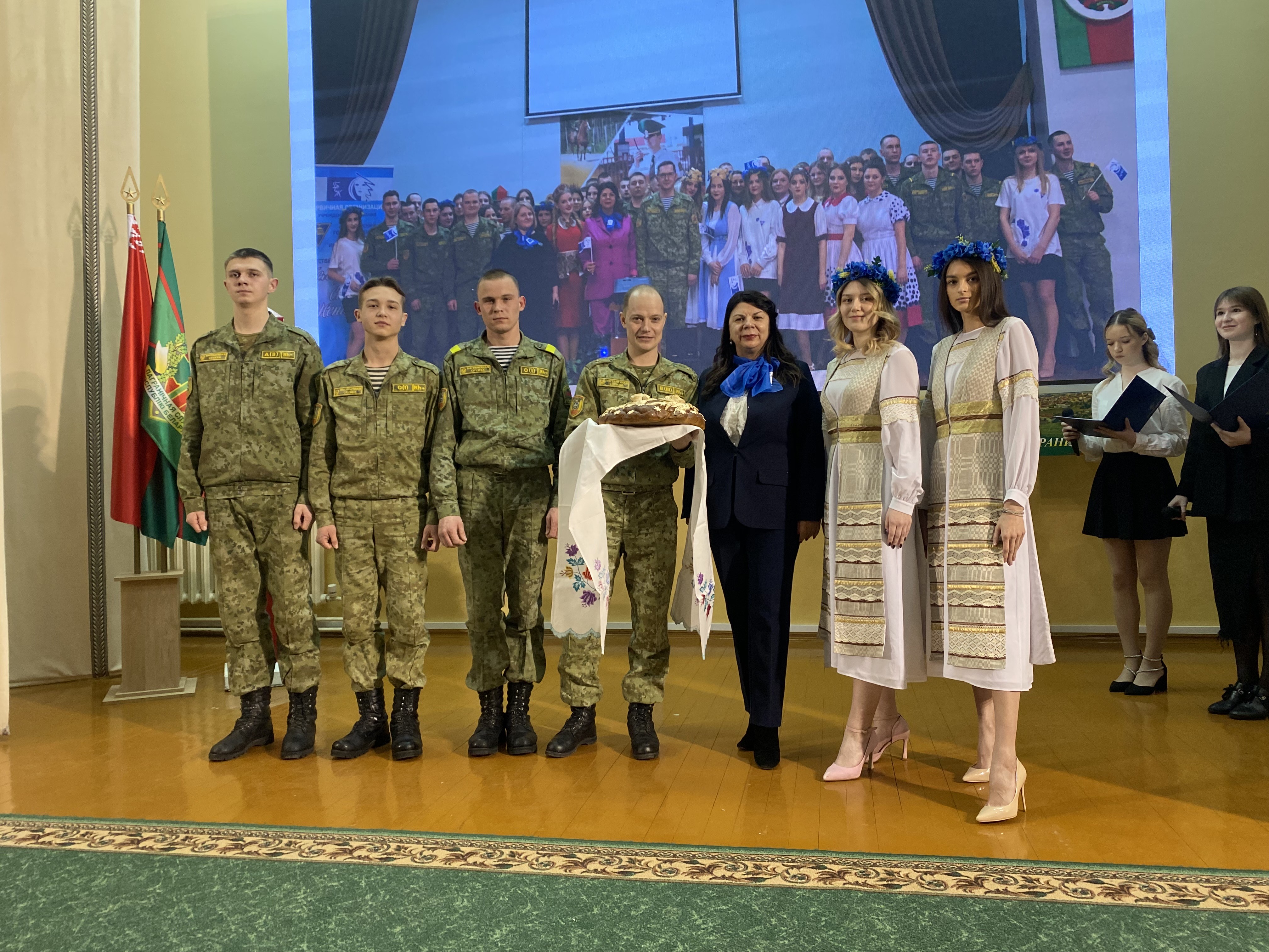 Представительницы Купаловского университета поздравили гродненских военнослужащих с Днем защитника Отечества