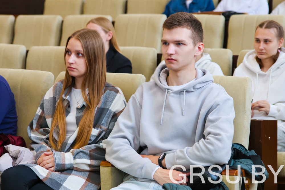 В ГрГУ имени Янки Купалы прошла диалоговая площадка «Ганаруся роднымі сімваламі»