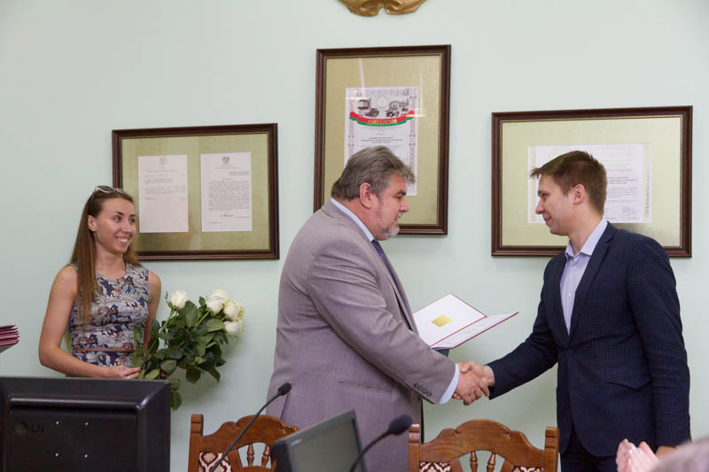 В ГрГУ имени Янки Купалы студентам, выпускникам, аспирантам и сотрудникам университета вручили свидетельства специального фонда Президента Республики Беларусь по социальной поддержке одаренных учащихся и студентов