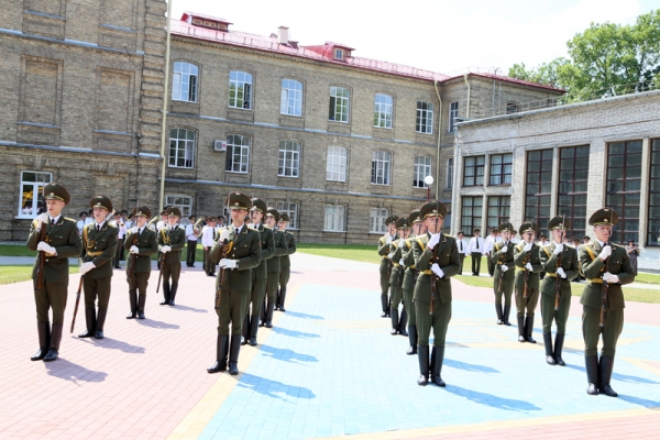 Пагоны лейтэнанта і манеты на ўдачу: у ГрДУ імя Янкі адбыўся выпуск курсантаў ваеннага факультэта (ФОТАРЭПАРТАЖ)